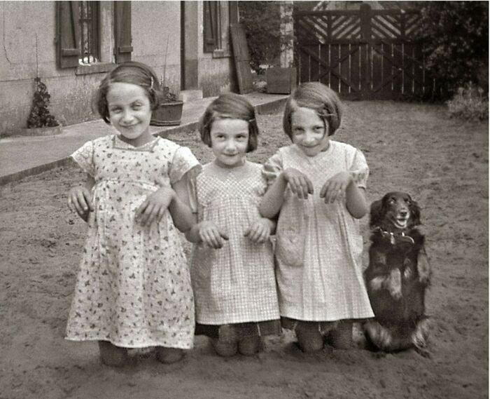 Tres jóvenes señoritas posando con un amigo. Sobre 1930