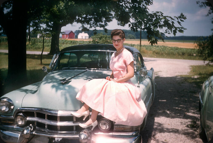 Gloriosa foto en Kodachrome de una dama vestida en su coche. Creo que podría ser de ¿los años 50?