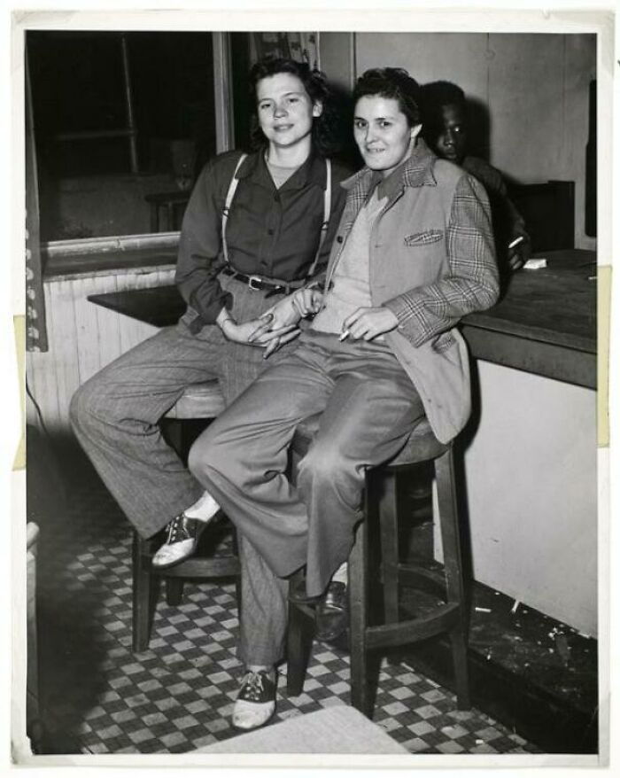 Dos mujeres en un bar, Nueva York, alrededor de 1945. Foto de Weegee