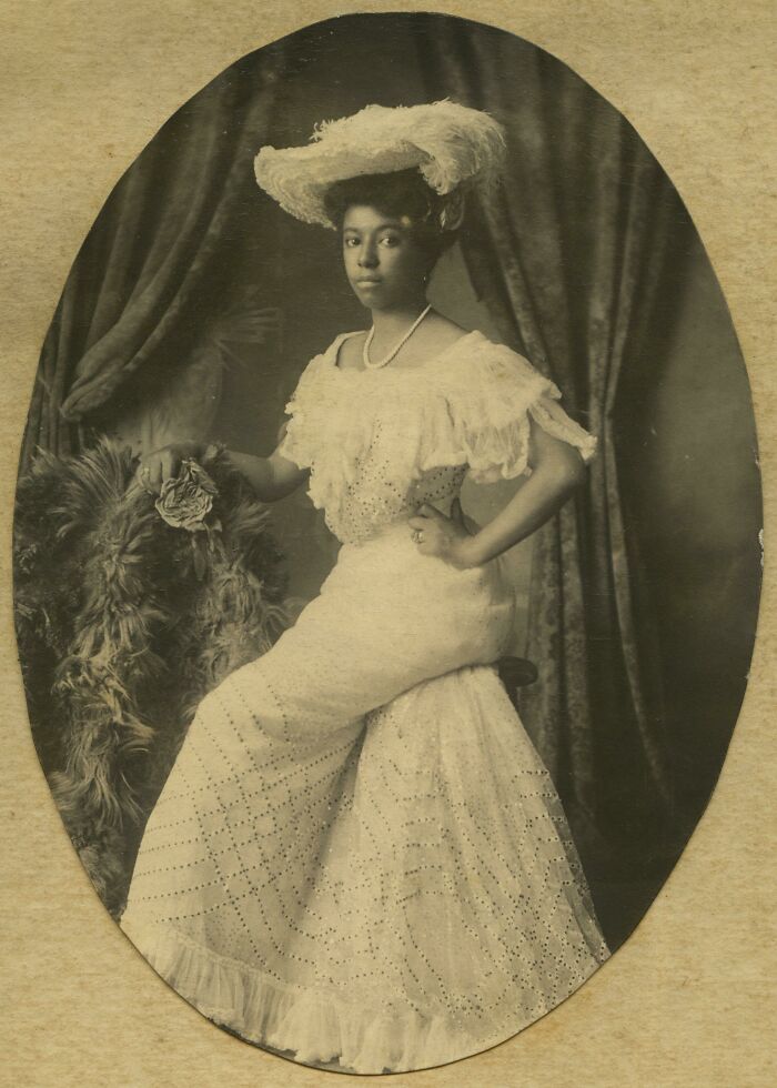 Una joven posando para un retrato de estudio, Kentucky, alrededor de 1890-1910