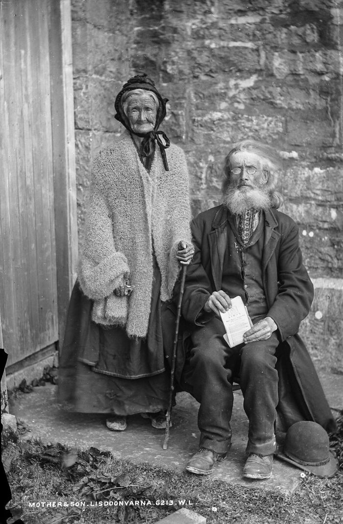 Madre e hijo. Lisdoonvarna, Irlanda sobre 1890
