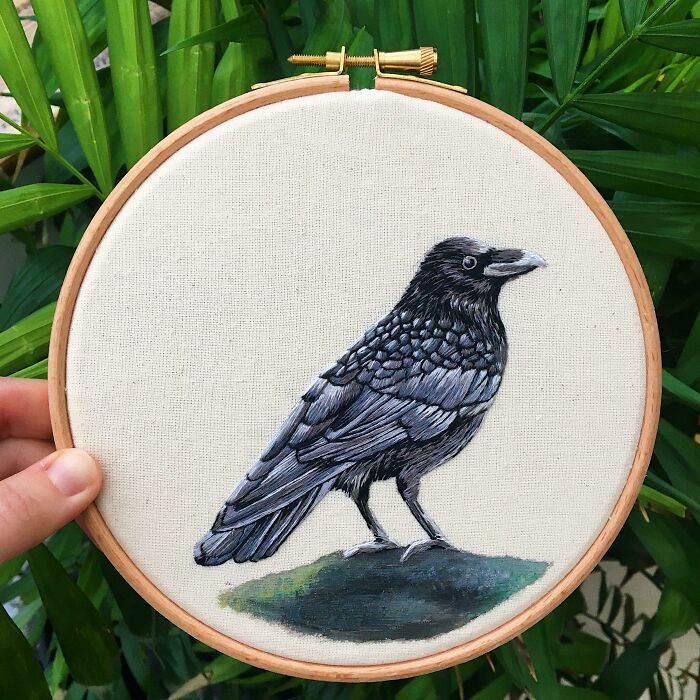 ¡El último bordado que hice! Era un regalo que mi abuela quiso hacerle a su amiga que le encantan los cuervos