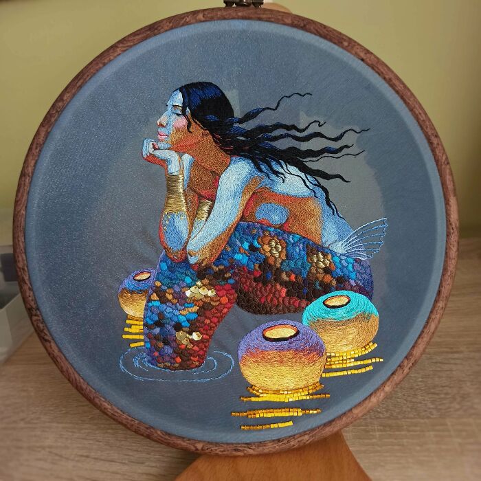 ¡Al fin está terminado! Bueno, no he preparado la parte trasera todavía, pero no podía esperar más para compartirlo :) El bordado está inspirado en las pinturas de sirenas de Victor Nizovtsev. La segunda foto la tomé por la noche para que se notara mejor la forma en la que brillan los colores