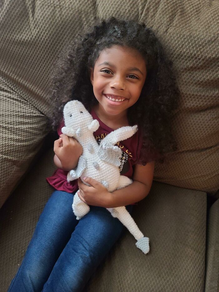 Mi hija y su dragón… ¡Lo lleva a todas partes! 