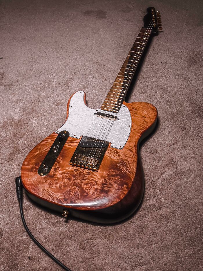 Aunque es un instrumento, esta es la primera guitarra que he construido. Esto fue construido con casi todas las herramientas de mano. Gracias por detenerte a verla