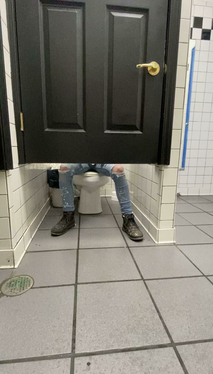 Esta puerta del retrete en una gasolinera