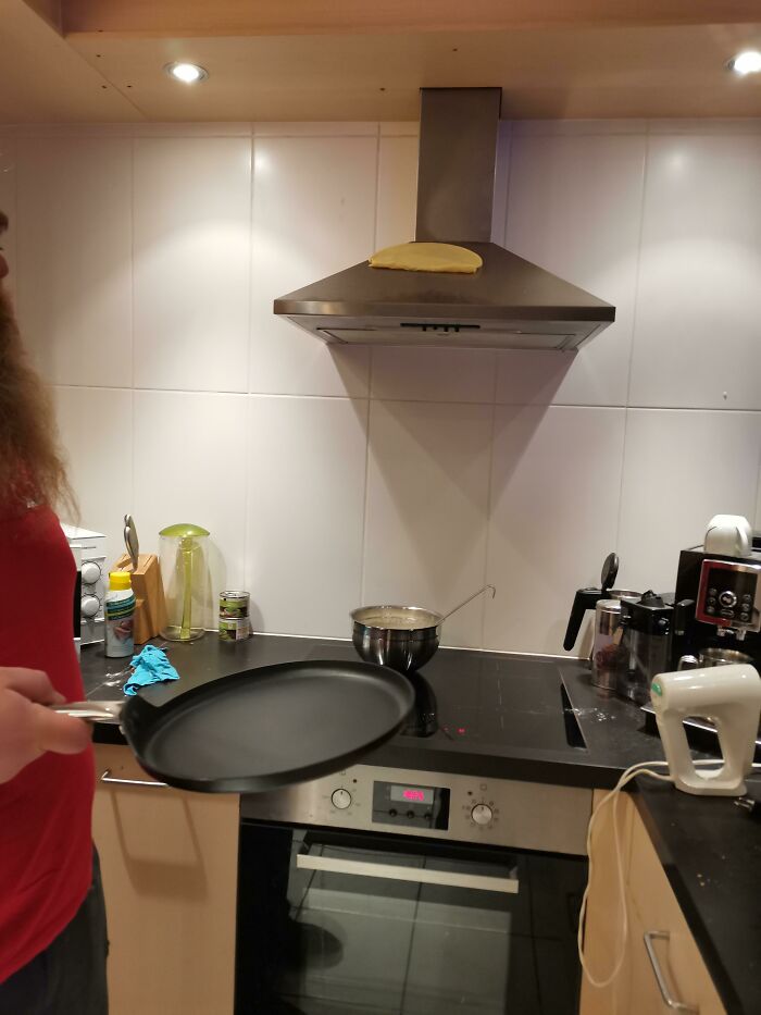El intento de mi novio de dar la vuelta a un crepe no fue demasiado bien