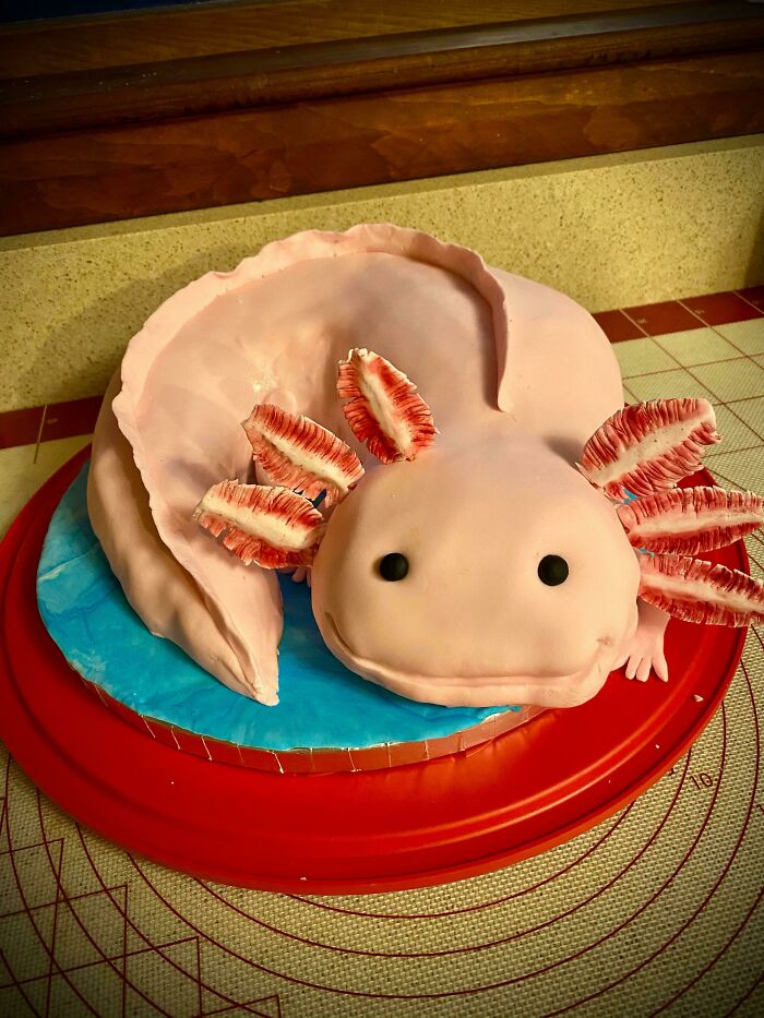 Mi hija me pidió una tarta en forma de ajolote por su 9º cumpleaños