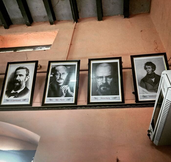 Heisenberg, alias Walter White, se suma a la lista de científicos famosos. En algún lugar de la India. Seguro que han buscado a Heisenberg en Google y han encontrado esta imagen