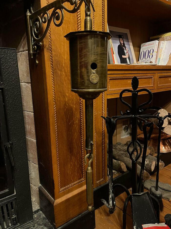 ¿Qué es esta cosa que cuelga fuera de mi chimenea? Parece que tiene engranajes dentro de ella, y pivota en la chimenea
