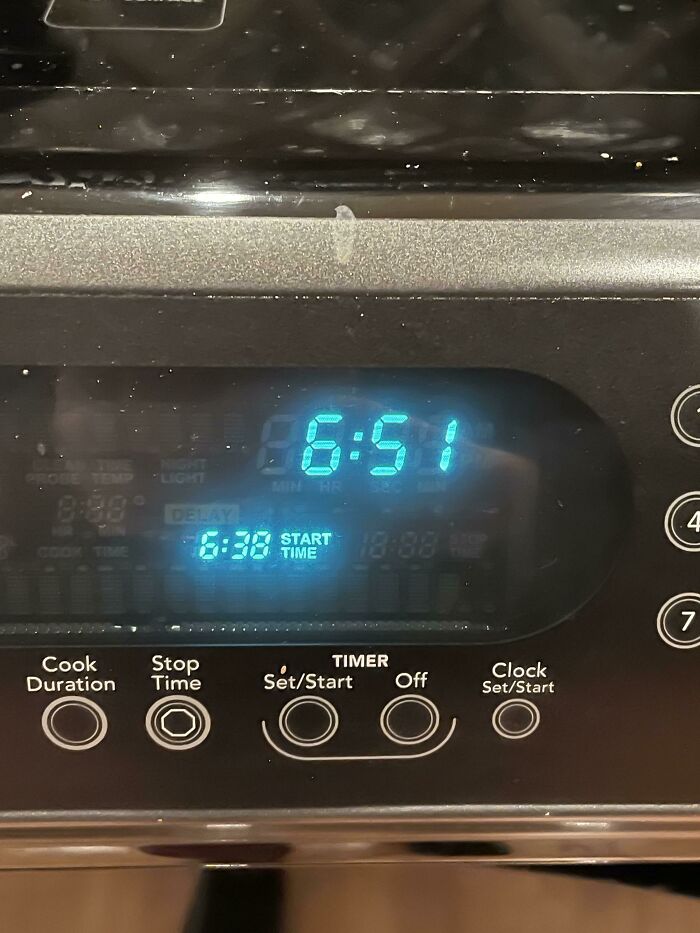 Mi horno muestra la hora a la que empezaste a cocinar por si no pusiste un temporizador