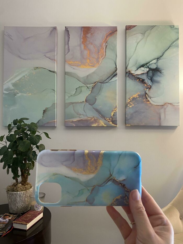 Esta pintura en una sala de espera es la misma impresión que la funda de mi teléfono