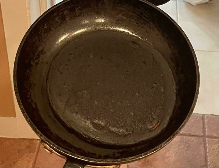 Mi papá quemó un panqueque tan mal que se camufló con la sartén negra
