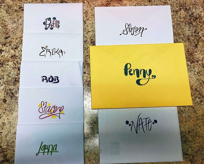 Mi jefe me paga por escribir los nombres de las tarjetas de cumpleaños, de agradecimiento, etc.