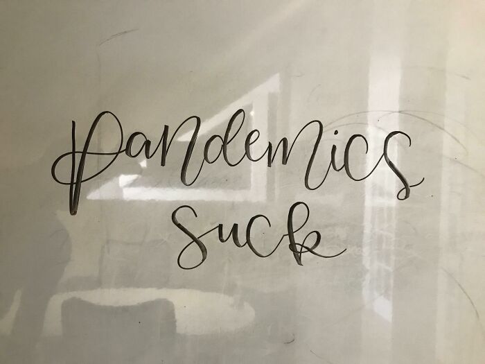 Primer día de vuelta al trabajo. Encontré esto en una pizarra