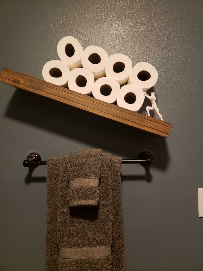 Imprimí una estatuilla de Sísifo para que empujara los rollos de papel higiénico de la estantería de mi baño por toda la eternidad