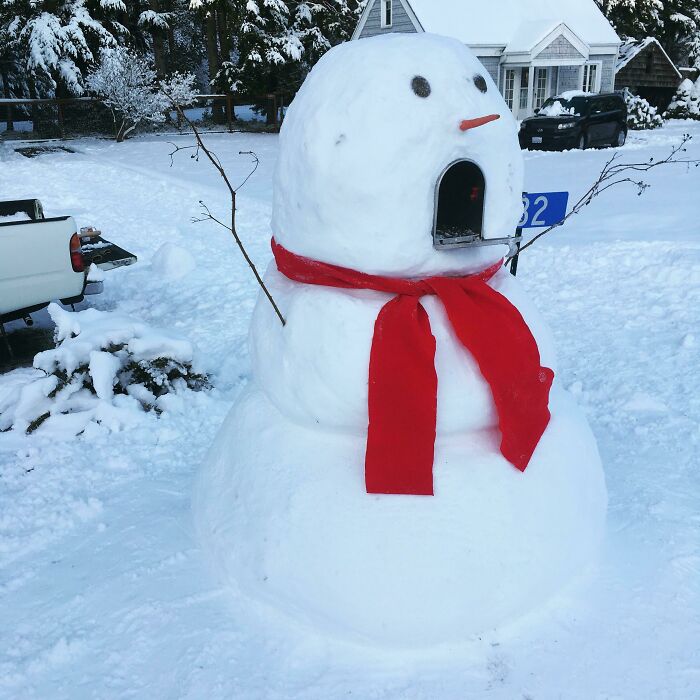 Muñeco de nieve en el buzón que mi esposa hizo mientras yo estaba en el trabajo