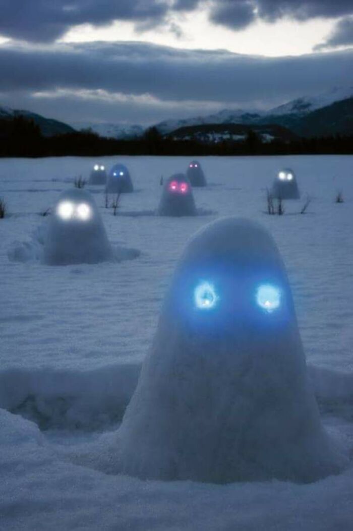 Montículos de nieve con bastones luminosos en ellos