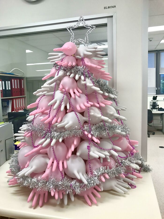 Este árbol de Navidad que hicimos en el laboratorio con guantes de látex