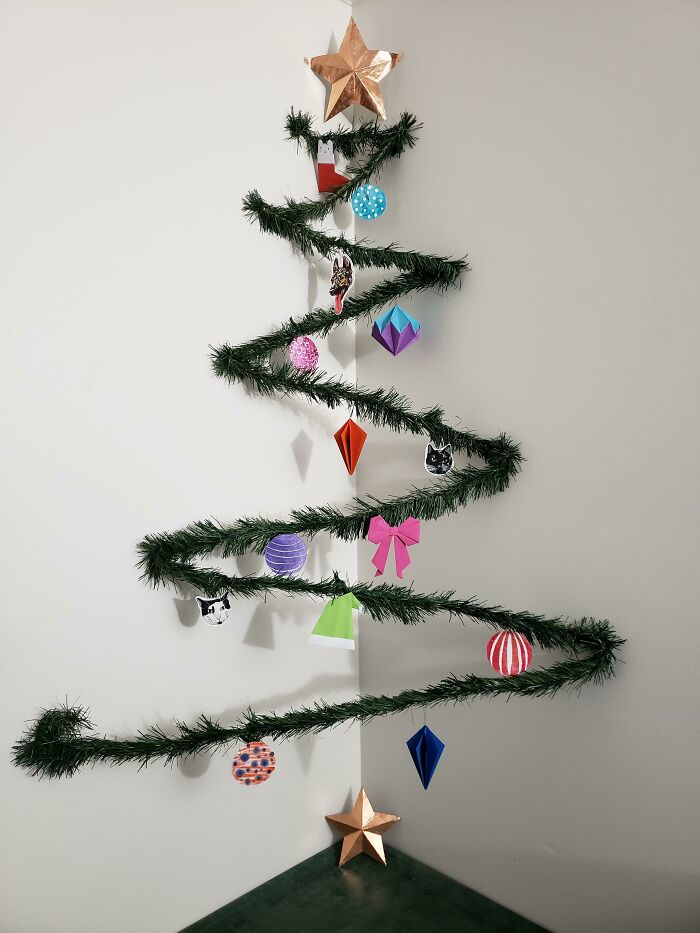 Nuestro árbol de Navidad este año. También hicimos los adornos nosotros mismos