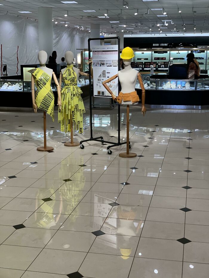 Esta tienda de ropa está en obras, así que vistieron a sus maniquíes adecuadamente