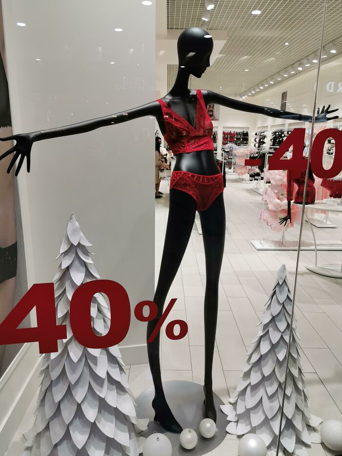 Por fin un maniquí realista en una tienda de lencería femenina