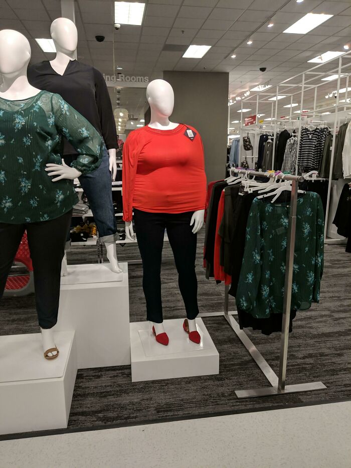 Ponedle la camisa al jefe de los maniquíes