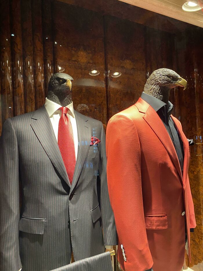 El emblema de esta tienda es un águila y así son los maniquíes