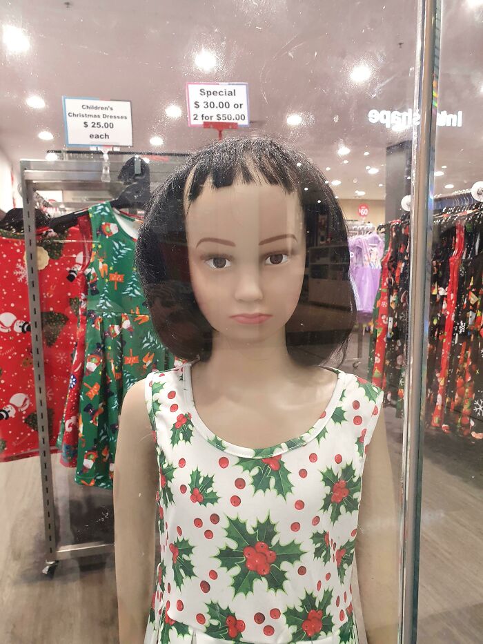 Maniquí en una tienda local. Su cara lo dice todo