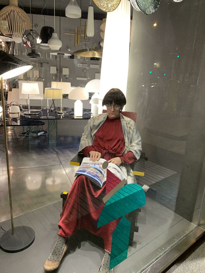 Este maniquí hiperrealista en el escaparate de una tienda