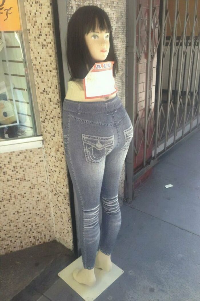 ¿Es realmente necesaria la cabeza del maniquí para vender los vaqueros?