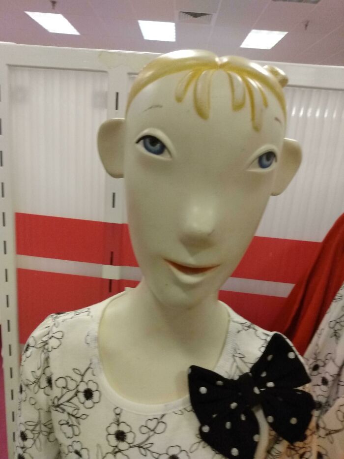 Maniquíes en el centro comercial cerca de mi casa. Creo que usaron a Mark Zuckerberg como plantilla