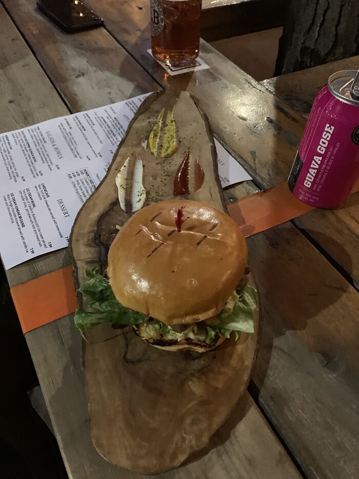 La primera vez en el Patio desde el Covid y esto es lo que me han servido. Le dije al dueño que iba a publicar en este subreddit y dijo que me traería el sándwich en un plato la próxima vez si este post triunfa