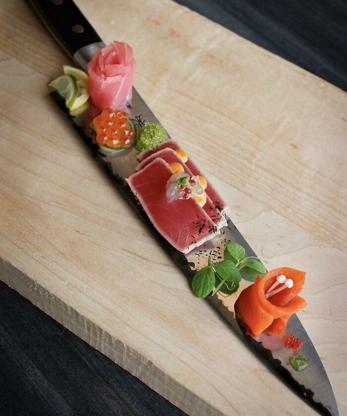 Un plato bonito, pero no es un plato, ni siquiera está sobre un plato