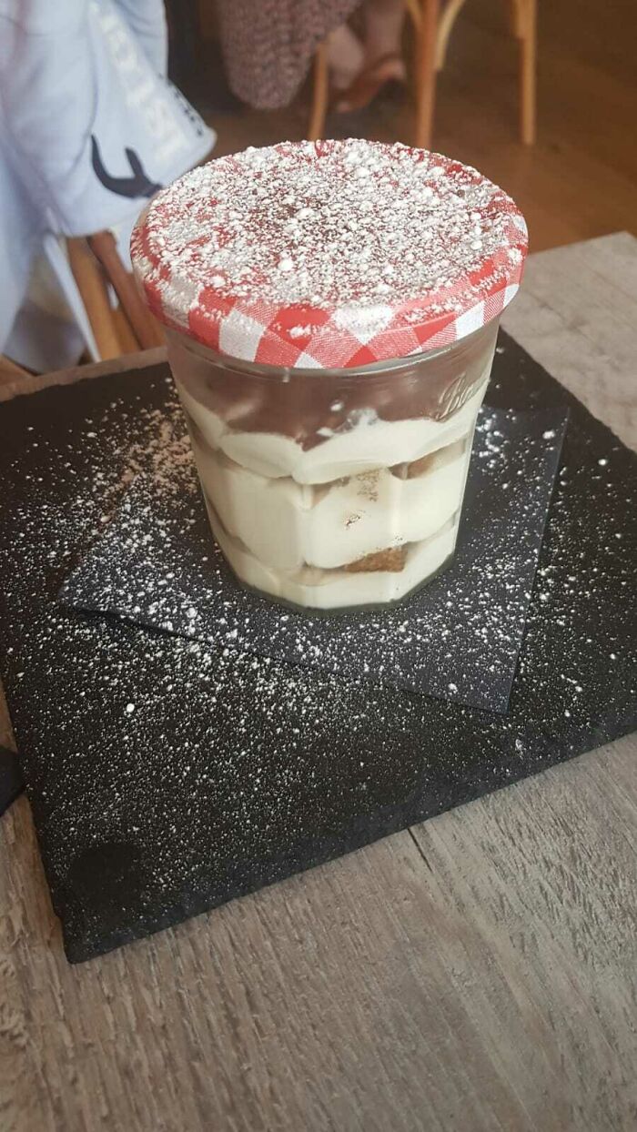 Un amigo pidió tiramisú en Escocia. ¿Por qué el azúcar en la tapa?