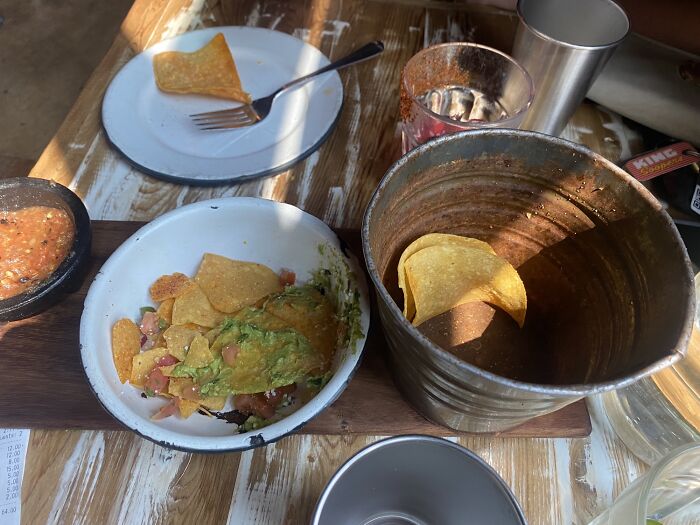 Nuestros chips de maíz vinieron en un cubo oxidado