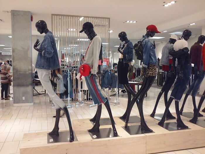 Por fin puedo verme reflejada en un maniquí como una mujer con 2 metros de piernas curvas