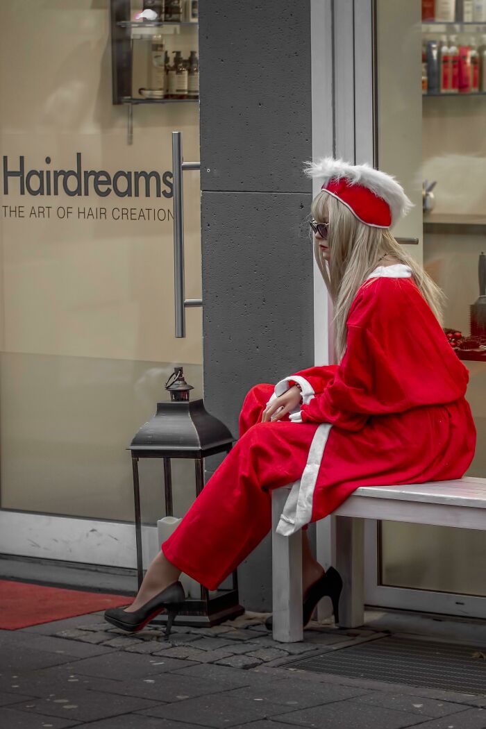 Pensé que era una persona real sentada en un banco, hasta que me di cuenta de sus manos. Maniquí navideño