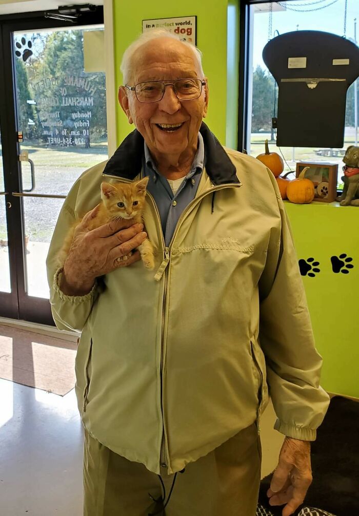 ¡Al fin alguien ha venido a la Sociedad Humanitaria del Condado de Marshall para adoptar a este pequeñito (Cider)!