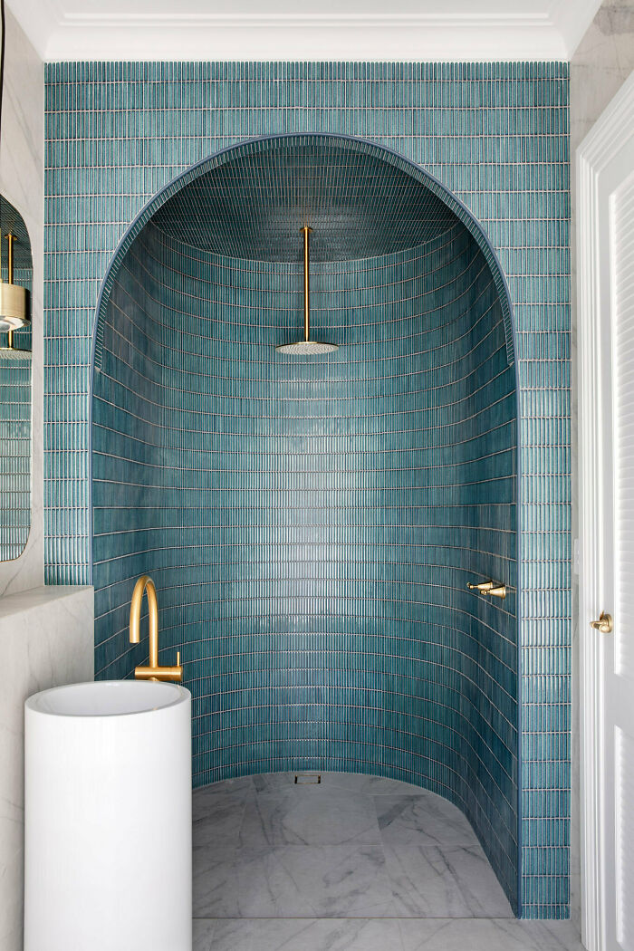 Ducha arqueada revestida con azulejos en una casa del noroeste de Sydney, Australia