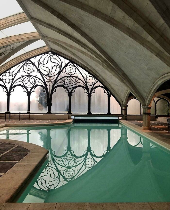 Piscina del Hotel Landa en Burgos, España, fotografiada por Ana Himes