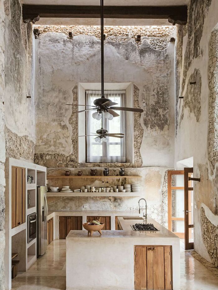 Cocina renovada de una casa abandonada en la hacienda 