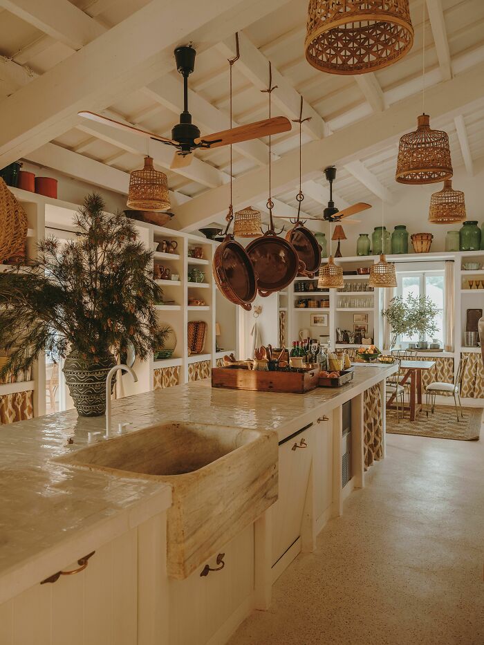 Cocina rural en una casa de campo del siglo XIX renovada en Menorca, una isla española en el mar Mediterráneo