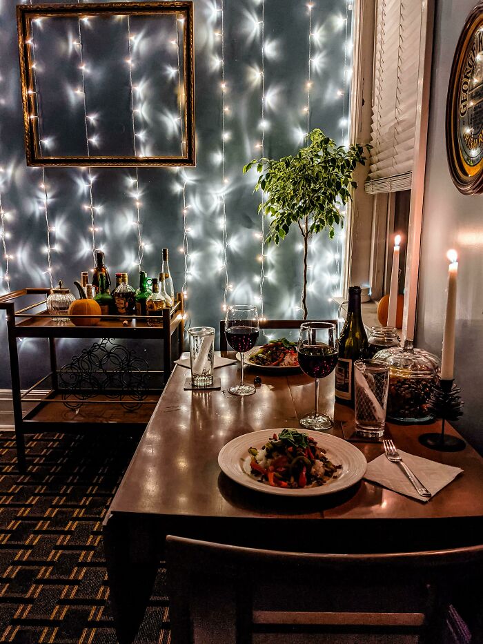 Nunca tuvimos un comedor hasta nuestra nueva casa, anoche fue nuestra primera cena en una mesa propia en cuatro años