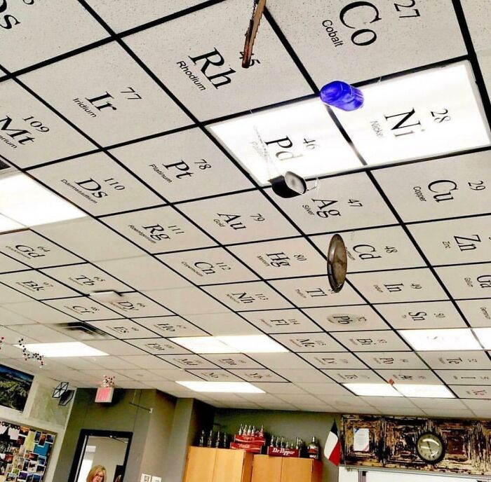 Un profesor de química hizo que su aula tuviera como techo los elementos de la tabla periódica