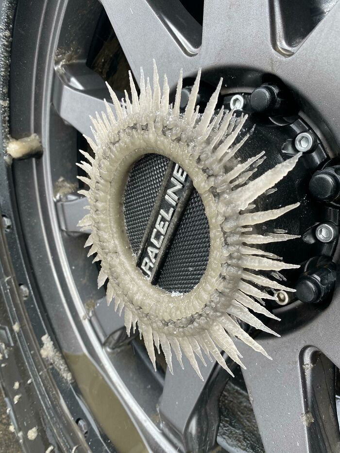 Conducir bajo la lluvia helada convirtió mis ruedas en algo salido de Mad Max