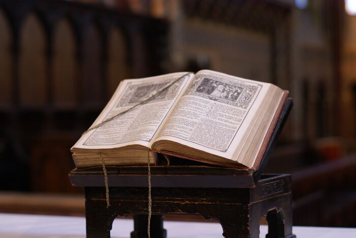 Una persona preguntó en las redes: “¿Qué cosas se cree que están en la Biblia cuando, en realidad, no es así?”, y estas 20 personas respondieron