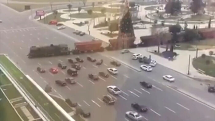 ¿Qué tal un tren cruzando una carretera de 7 carriles?