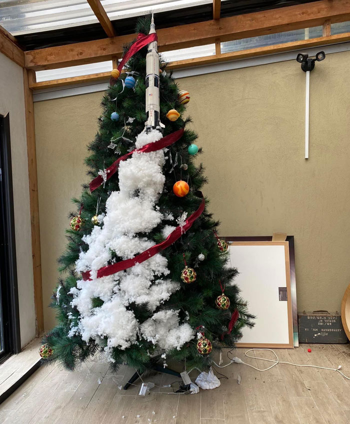 Una idea genial y creativa para un árbol navideño, ¿verdad?
