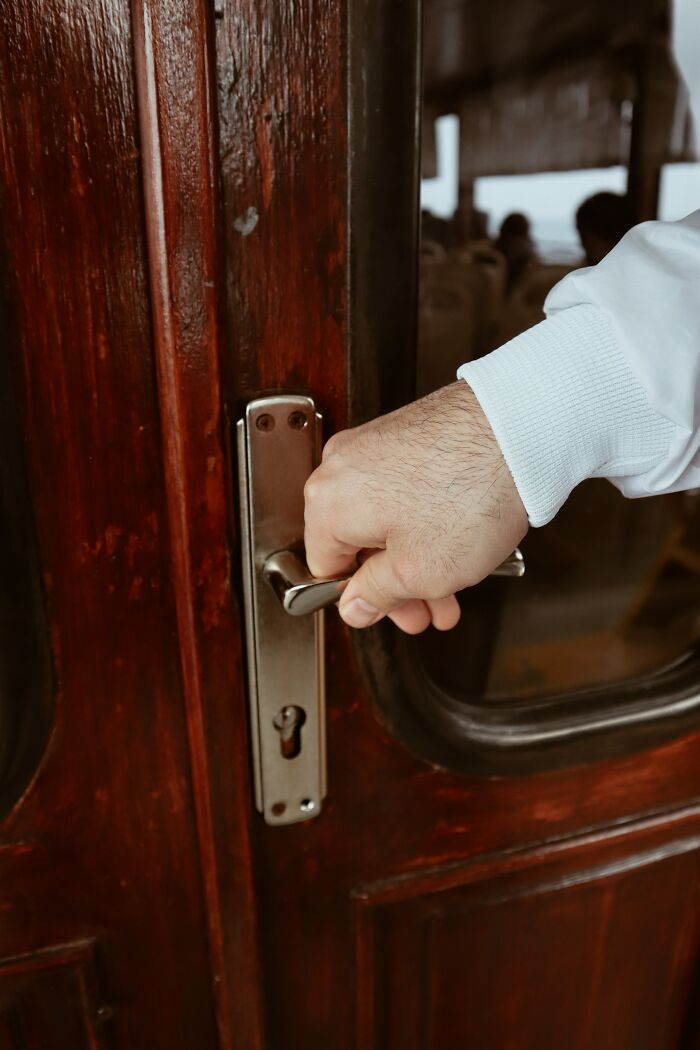 20 Veces que los invitados vieron cosas bastante raras cuando fueron a visitar a otra persona
